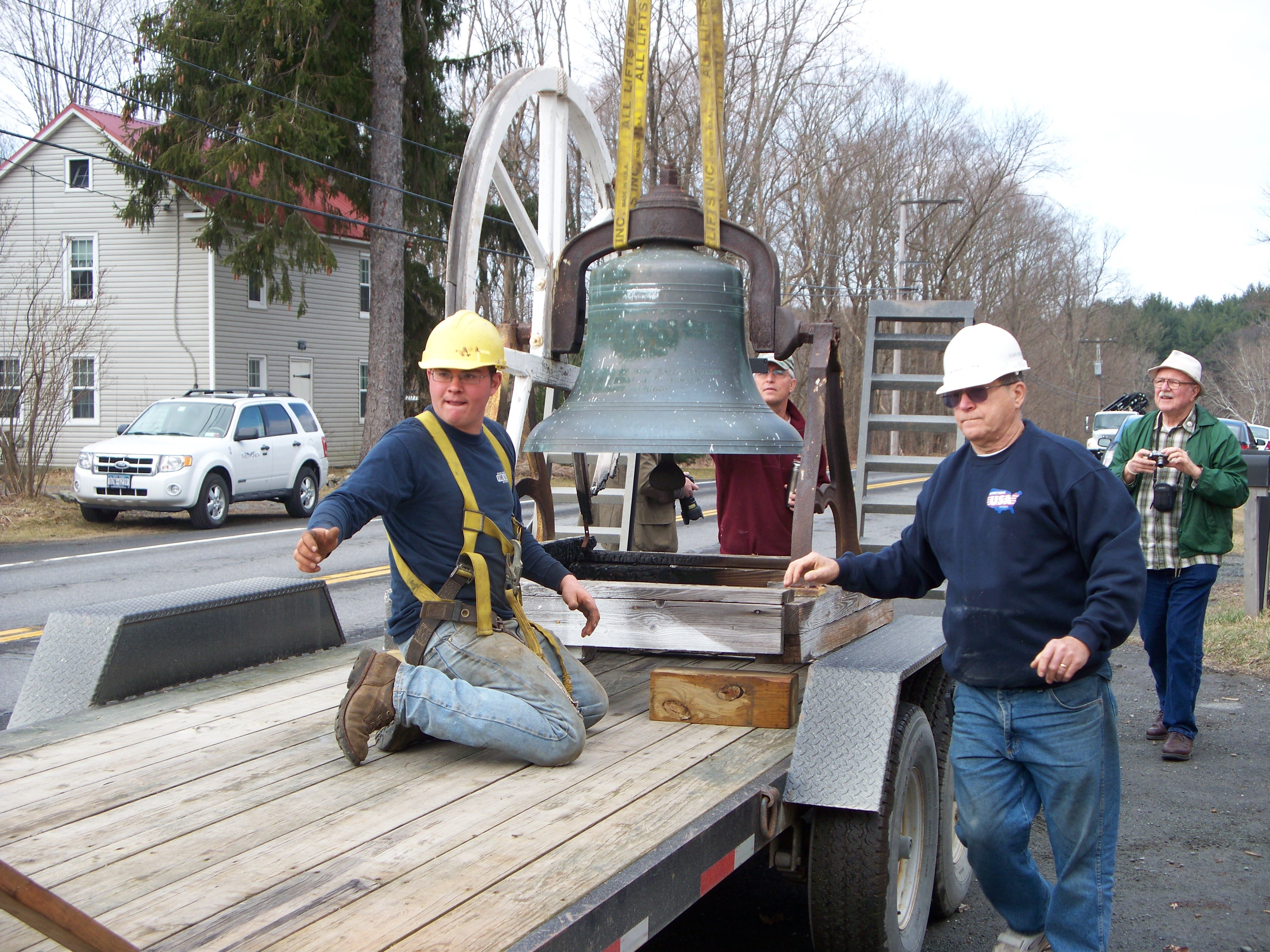 Brainard Bell being lowered onto a flatbed from atop the Methodist Church